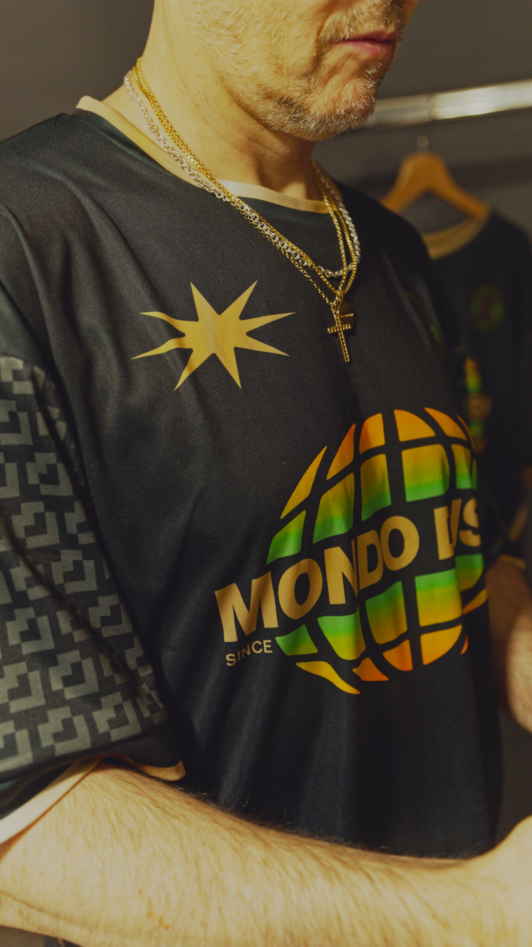 GLOBE FOOTBALL TEE BLACK