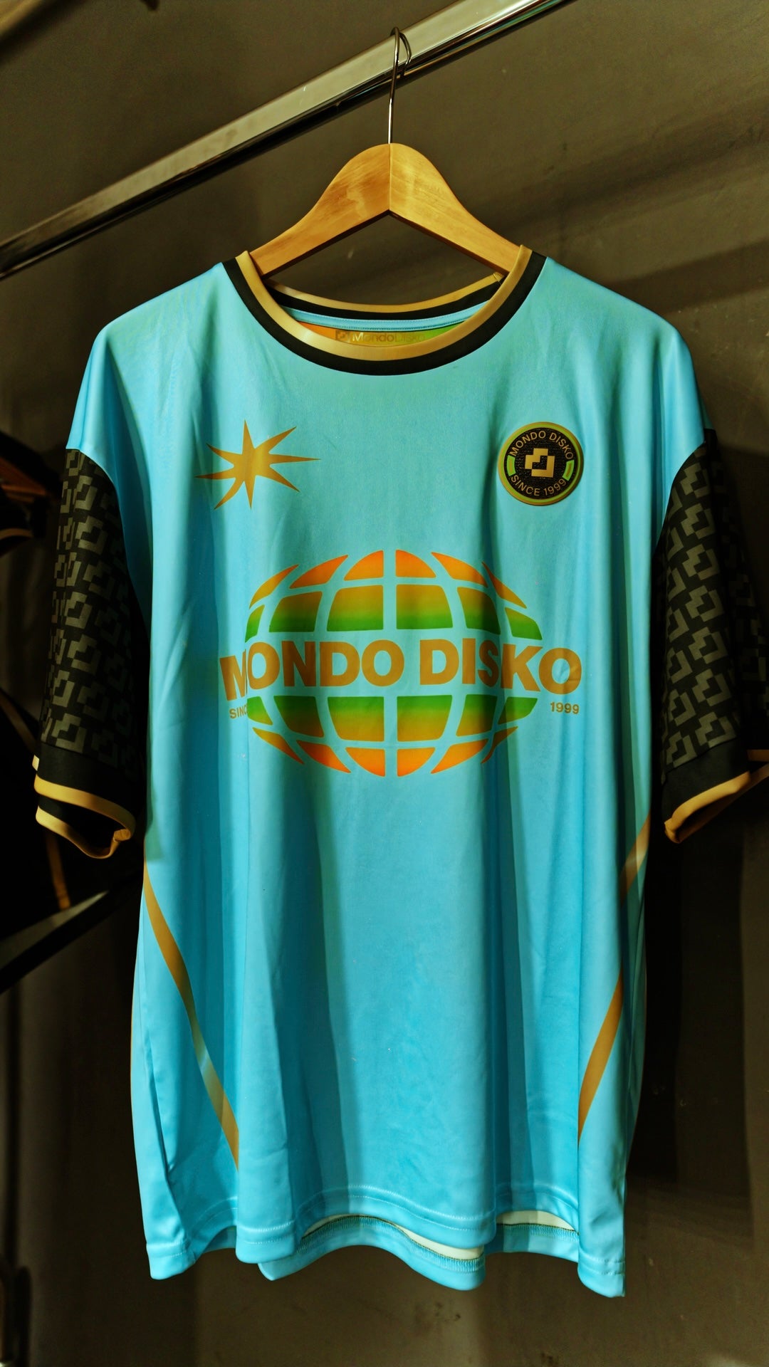 GLOBE FOOTBALL TEE SKY BLUE