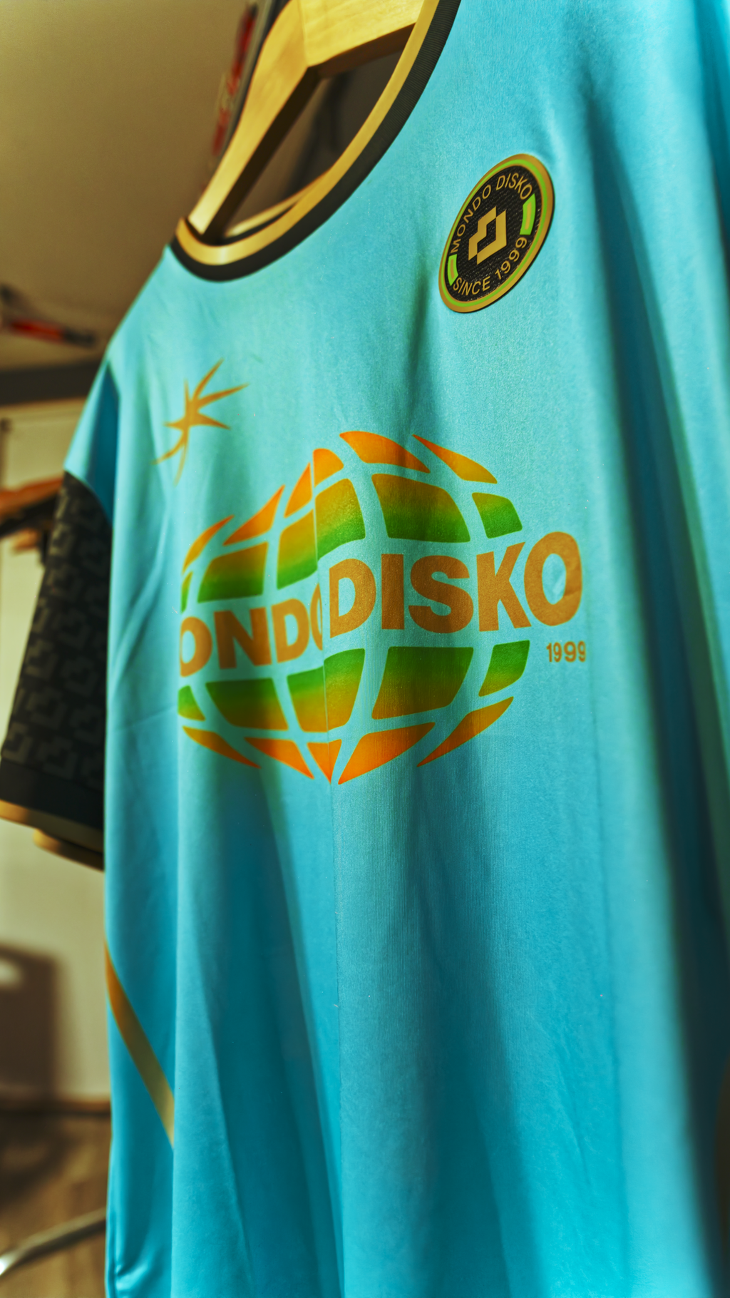 GLOBE FOOTBALL TEE SKY BLUE