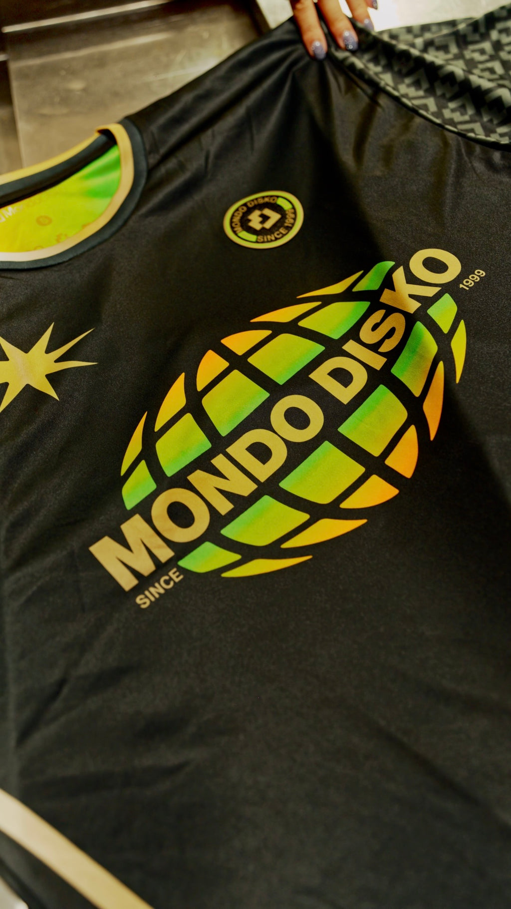 GLOBE FOOTBALL TEE BLACK