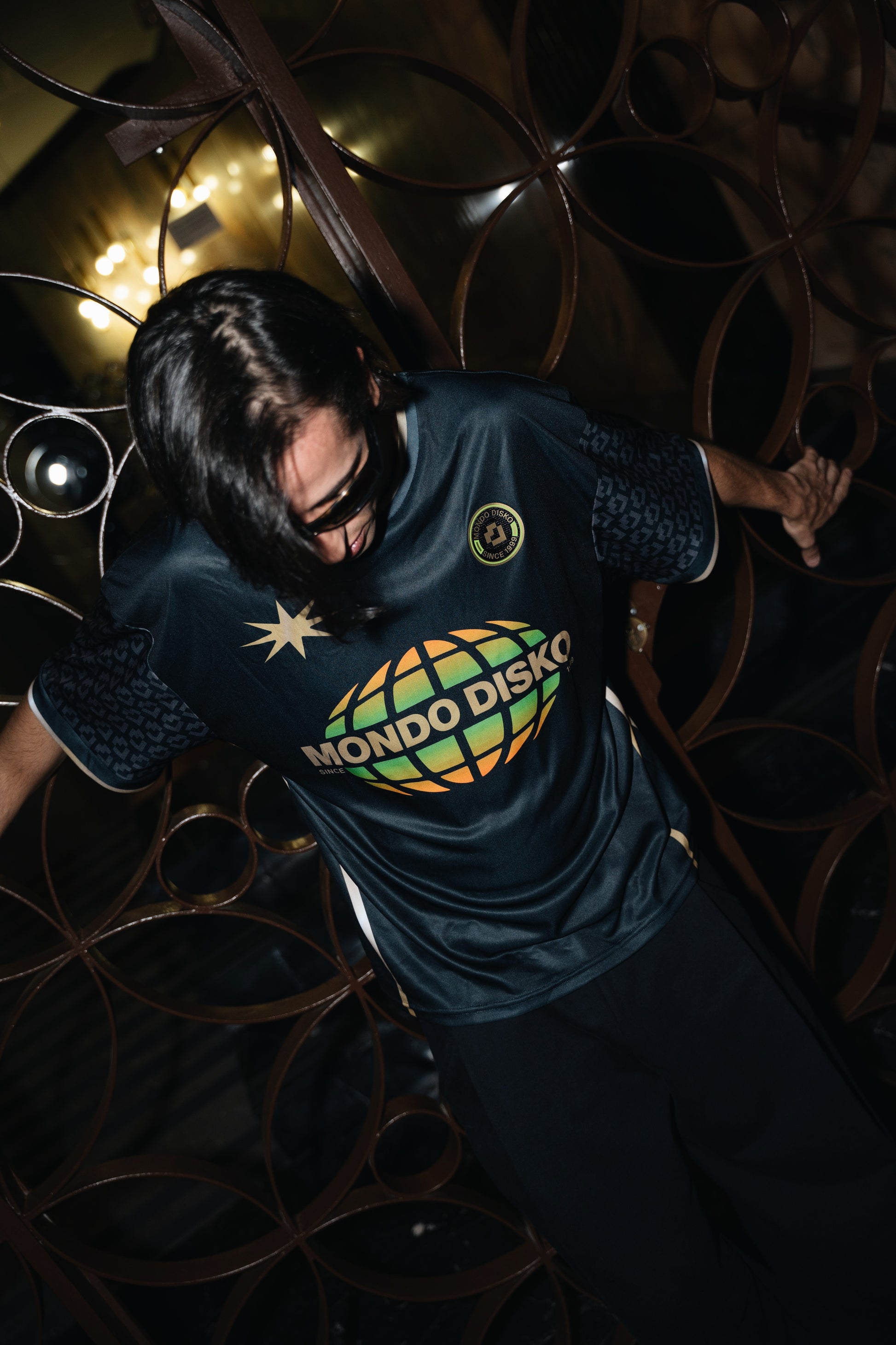 GLOBE FOOTBALL TEE BLACK